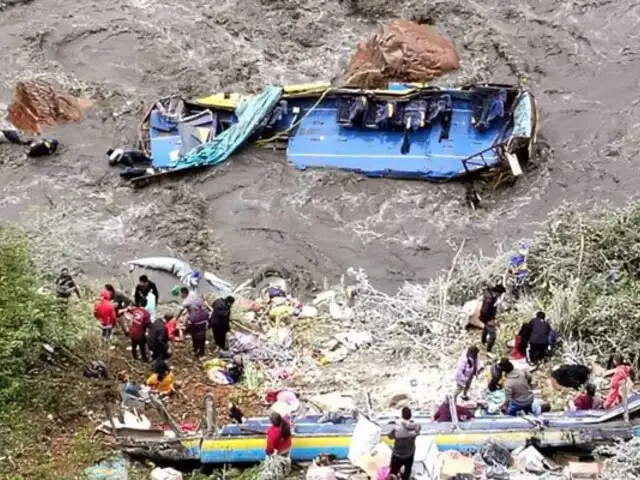 Áncash: al menos 6 muertos y 15 heridos, varios de ellos graves deja caída de bus al río Pacosbamba