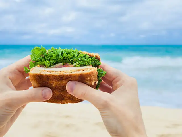 Alimentos para un día de playa: aprende a cuidar tu hidratación y mantener siempre tu energía