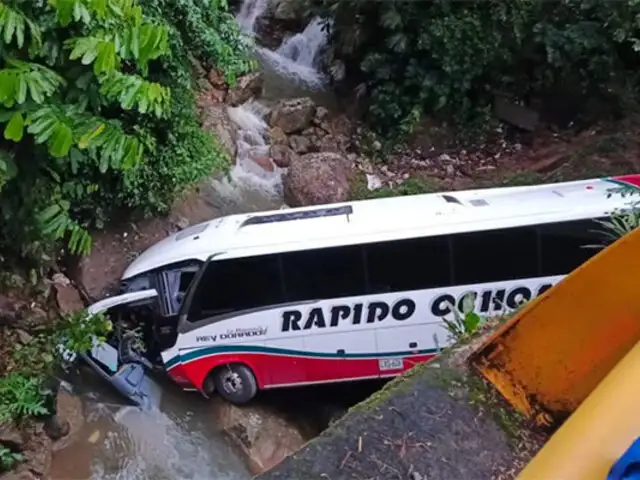 Al menos 12 muertos y 30 heridos deja caída de autobús turístico a un abismo en Colombia