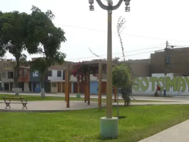 Callao: desconocidos incendian juegos infantiles en Parque Ramón Castilla