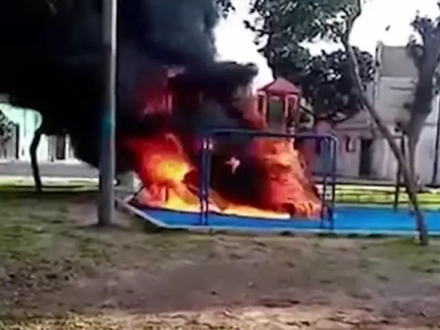 Callao: desconocidos incendian juegos infantiles en Parque Ramón Castilla