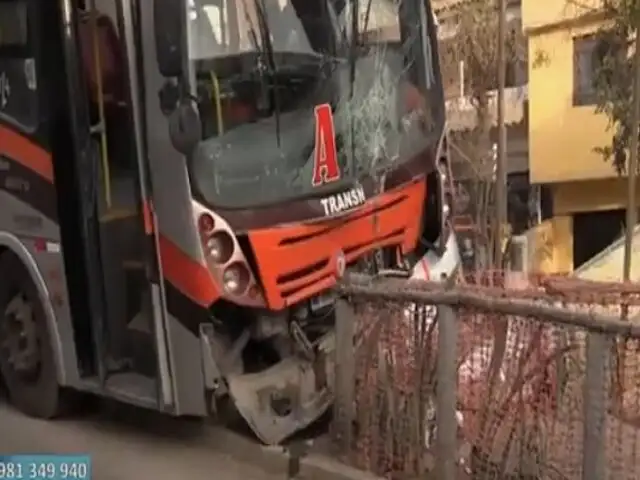 Bus se despista y choca contra poste en SJM: dos heridos y vecinos se quedan sin luz