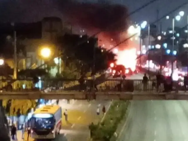 Camión de basura se incendia en plena Vía Evitamiento: reportan gran congestión vehicular