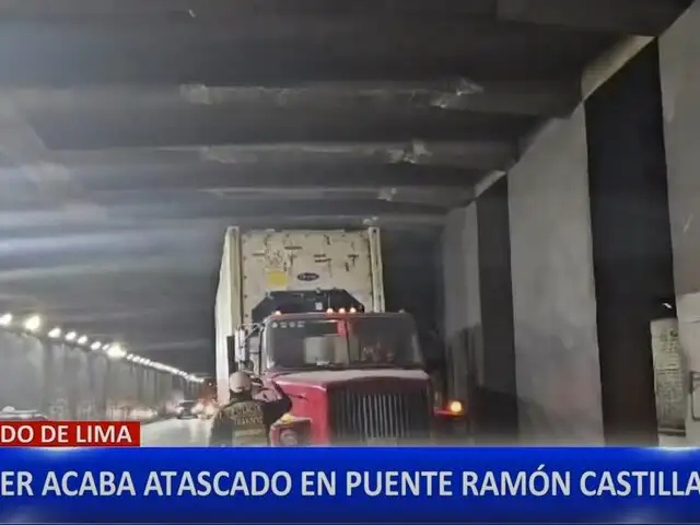 Tráiler queda atascado en puente tras ingresar a carril del Metropolitano en Cercado de Lima