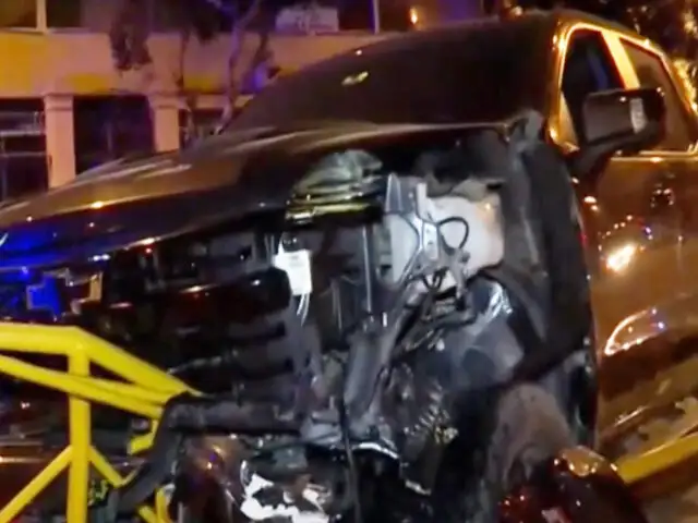 Camioneta se despista y se estrella con la berma central de la avenida Alfonso Ugarte