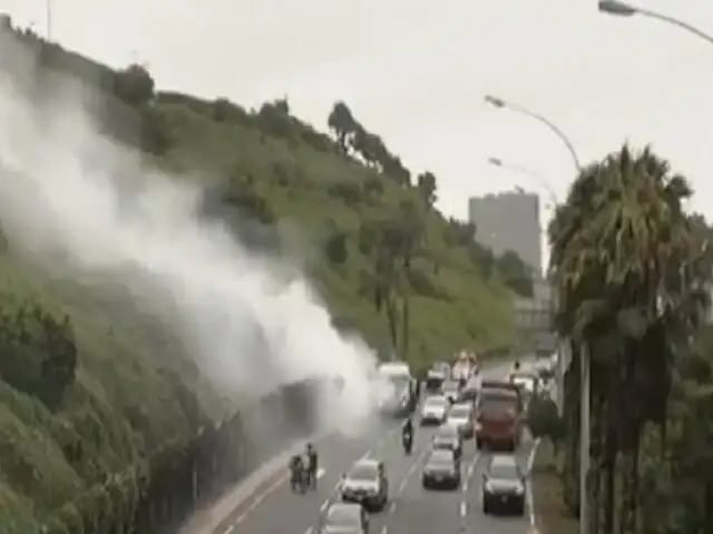 Se registra incendio en acantilado de la Costa Verde: siniestro habría sido provocado