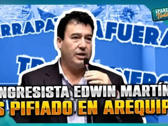 Congresista Edwin Martínez es abucheado en Arequipa: "¡Corrupto, garrapata!"