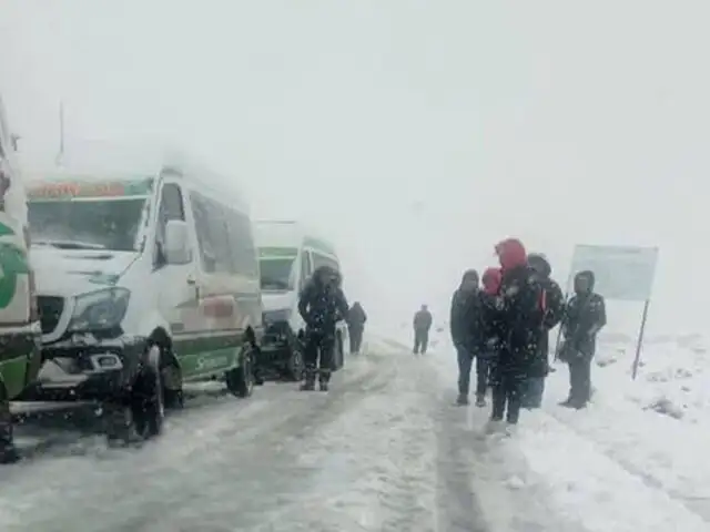 Vehículos varados por fuerte nevada en Puno: varias localidades están incomunicadas