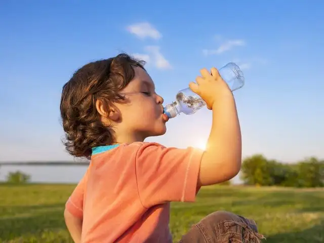 Golpe de calor en niños: cómo proteger a tu menor durante este verano