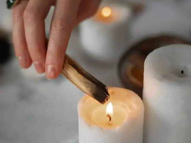 Cómo realizar una limpieza energética en casa durante luna llena: conozca estos rituales