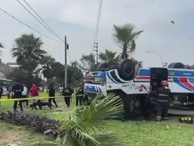 Tres muertos y varios heridos deja volcadura de cúster en av. Universitaria: chofer se dio a la fuga