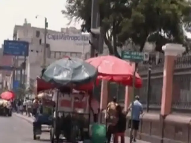 Ambulantes invaden pistas con sus triciclos y agravan el tráfico en Lima