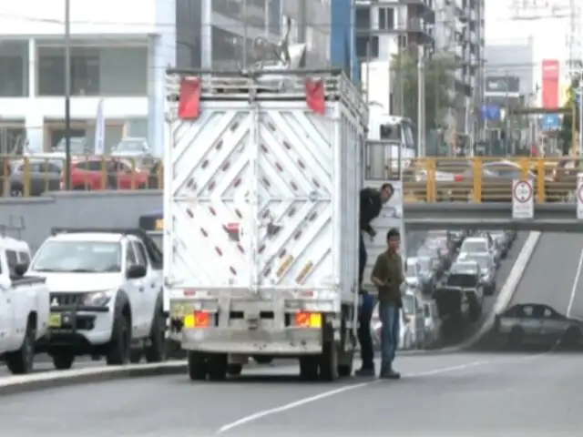 Instalan pórticos de metal para evitar choques contra puentes, pero ocurre primer incidente minutos después