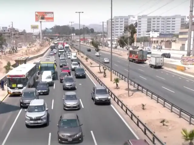 Veraneantes atrapados en intenso tráfico en la Panamericana Sur