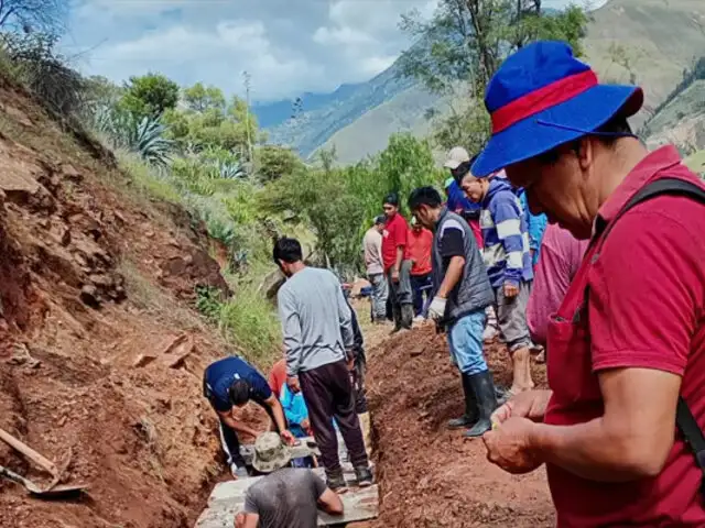 Huánuco: pobladores reparan canal de regadío dañado por alud ante falta de apoyo de las autoridades