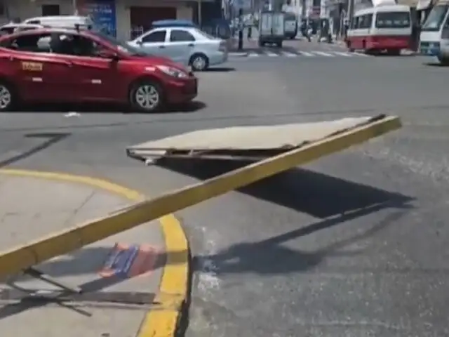 Caída de panel publicitario deja dos heridos en SJL: estructuras en la zona están oxidadas