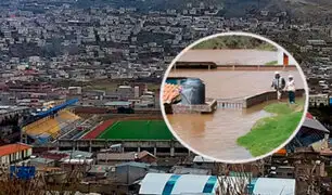 Pasco: desborde de canal de regadío inunda decenas de viviendas, cultivos y un estadio de fútbol