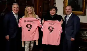 Javier Milei posa con la camiseta de Lionel Messi: “Con la firma del más grande de todos los tiempos”