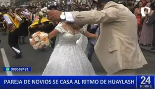 Recién casados bailan huaylash en la Plaza Mayor de Lima