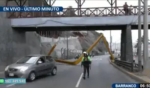 Cierran tramo de la Costa Verde tras choque de vehículo pesado contra arco protector de puente