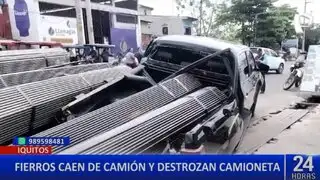 Iquitos: Fierros caen de tráiler y destroza tolva de camioneta