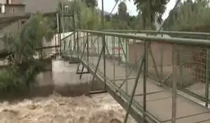 Chosica: puente peatonal en peligro por  aumento del caudal del río Rímac