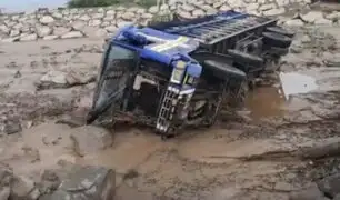 Por las intensas lluvias: camión que transportaba fruta se vuelva en la Panamericana Sur