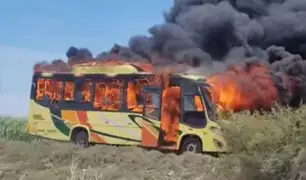 La Libertad: sujetos armados incendian ómnibus tras asaltar con gran violencia a los pasajeros