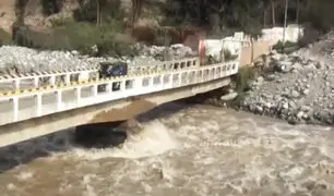 Puentes vehiculares y peatonales en peligro tras intensas lluvias en Chosica y Santa Eulalia