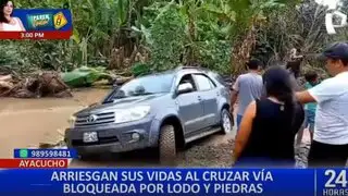 Personas arriesgan su vida para cruzar ruta bloqueada por huaicos en Ayacucho