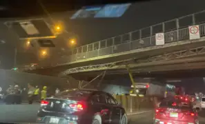 Puente Ricardo Palma: cae estructura metálica y cierran tránsito vehicular