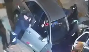 En “manada” banda de ladrones roba auto a taxista en calle de SMP