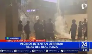 Vecinos intentan derribar rejas de Real Plaza Trujillo