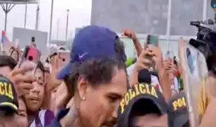 Paolo Guerrero sufre el robo de su gorro a la llegada de Alianza Lima al Perú