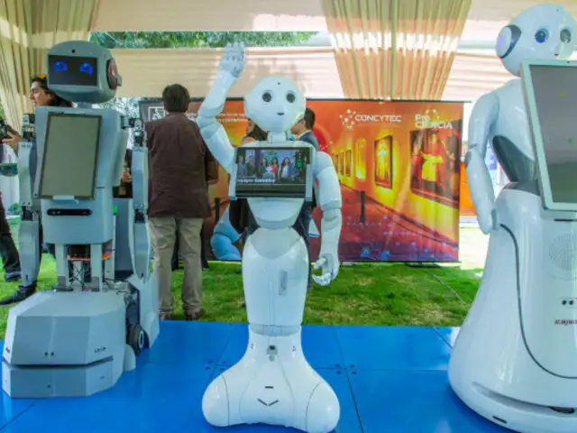 Investigadores peruanos programan y fabrican robots sociales que guían turistas y entienden emociones