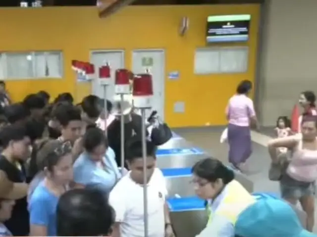 Cientos de pasajeros varados en estación Gamarra por interrupción del servicio del Metro de Lima