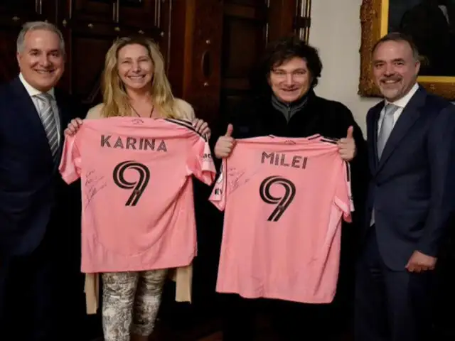 Javier Milei posa con la camiseta de Lionel Messi: “Con la firma del más grande de todos los tiempos”