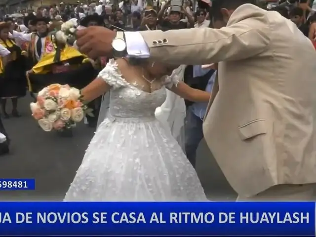 Recién casados bailan huaylash en la Plaza Mayor de Lima