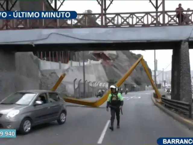 Cierran tramo de la Costa Verde tras choque de vehículo pesado contra arco protector de puente