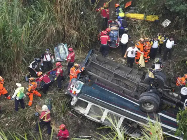 Guatemala: al menos 55 muertos, entre ellos varios niños, deja caída de ómnibus a un abismo