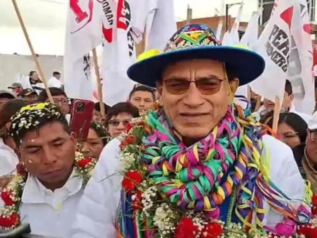 Pese a estar inhabilitado: Martín Vizcarra continúa en campaña