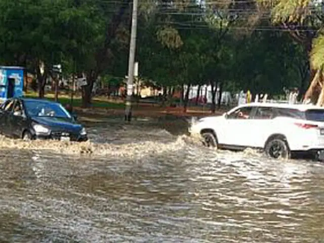 Piura: Río Serrán aumenta su caudal por lluvias haciendo que pobladores se arriesguen  al cruzarlo