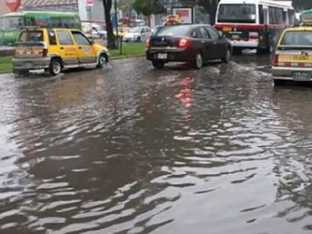 Calles se convierten en riachuelos debido a la intensa lluvia que soporta Arequipa