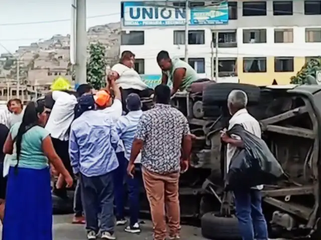 Combi llena de pasajeros vuelca por ganar pasajeros en VES: Hay dos heridos