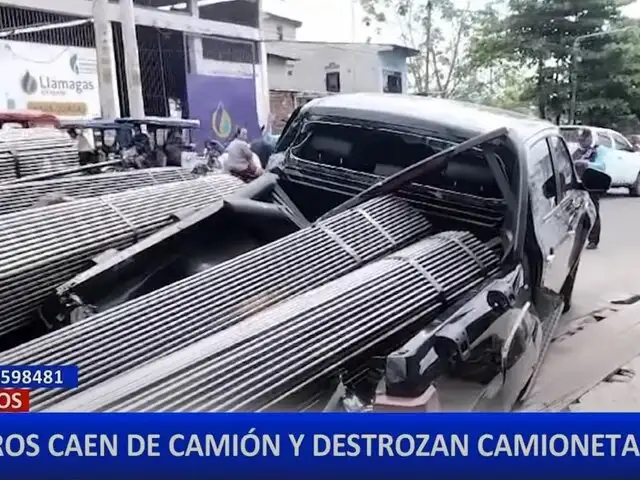 Iquitos: Fierros caen de tráiler y destroza tolva de camioneta