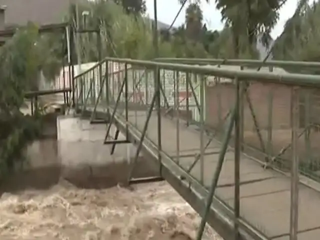 Chosica: puente peatonal en peligro por  aumento del caudal del río Rímac