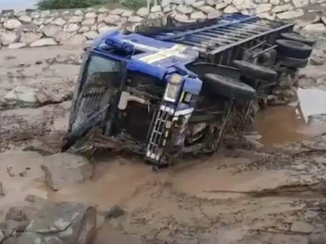 Por las intensas lluvias: camión que transportaba fruta se vuelva en la Panamericana Sur