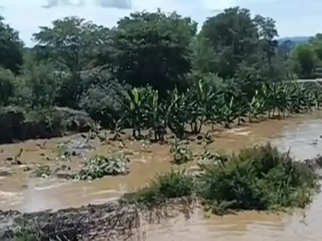 Crecida del río Tumbes inunda campos de cultivo y mantiene en alerta a población