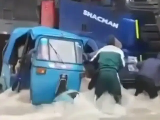 Apurímac: policía rescata a cuatro personas de una mototaxi que iba a ser arrastrada por el río