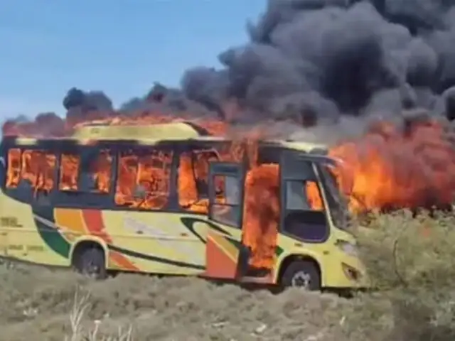 La Libertad: sujetos armados incendian ómnibus tras asaltar con gran violencia a los pasajeros